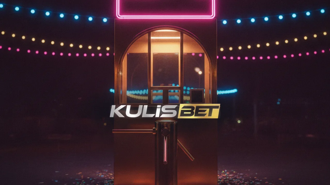 Gece panayırında pirinç turnikeli bilet gişesi ve üstünde boş neon tabela